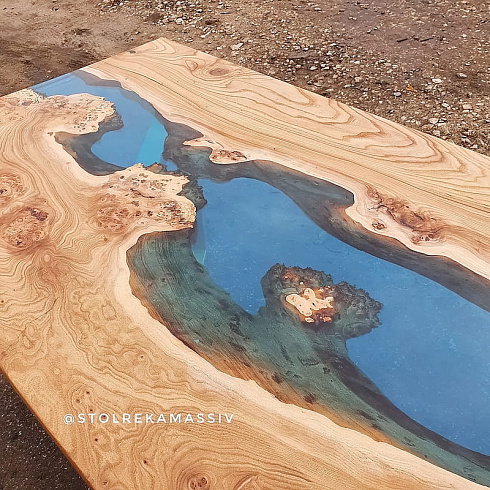 Стол из массива и смолы