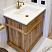 Пример гармоничного сочетания классической дубовой тумбы и мраморной плитки в ванной комнате