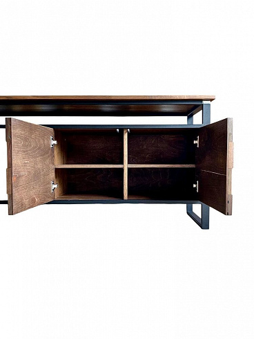 Гладкая внутренняя отделка сохраняет текстуру дерева при открытых дверцах